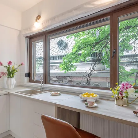 Modern & Bright Studio On Amzei Square Апартаменты *
